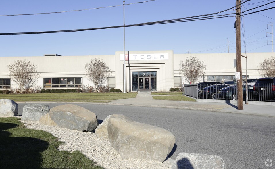 More Photos Of 7 Aerial Way, Syosset Showroom For Lease