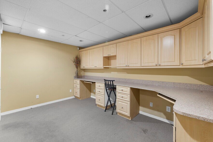 More Photos Of 12165 Metro Pky, Fort Myers Light Manufacturing For Lease