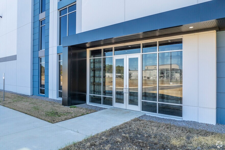 More Photos Of 1669 Longwood Rd, Columbia Distribution For Sale