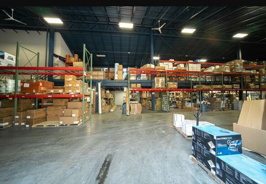 More Photos Of 3770 Dixie Hwy, Waterford Showroom For Sale