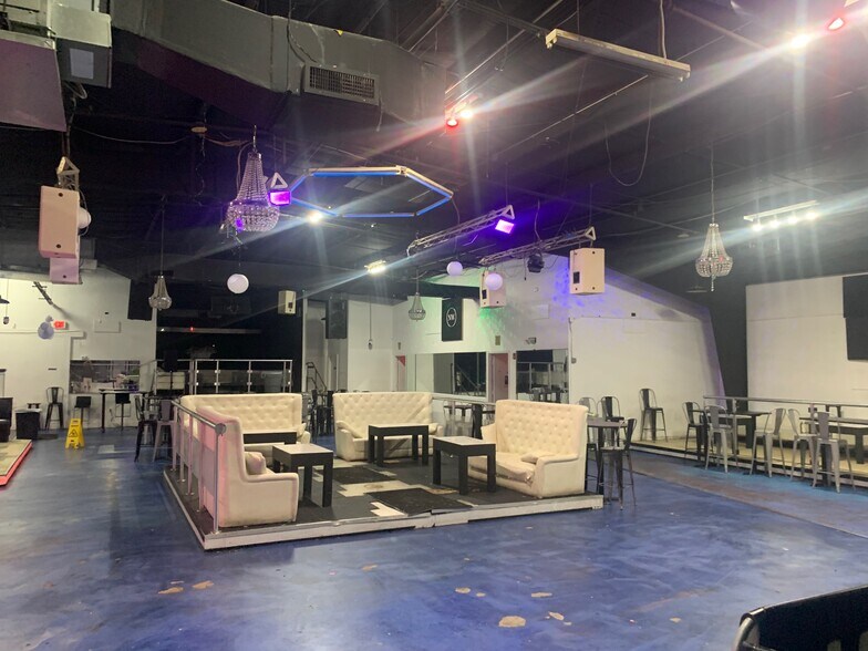 More Photos Of 6347 Phillips Hwy, Jacksonville Bar For Sale