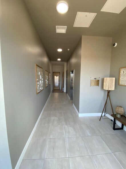 More Photos Of 735 E Clarendon St, Gladstone Office For Sale