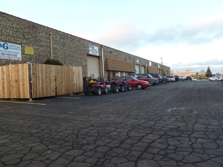 More Photos Of 15510-15544 S 70th Ct, Orland Park Warehouse For Lease