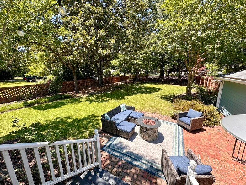 More Photos Of 615 College St, Clinton Hotel For Sale