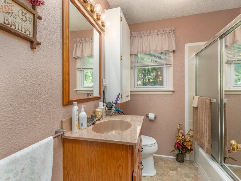More Photos Of 96 Tower Ln, Waynesville Office For Sale