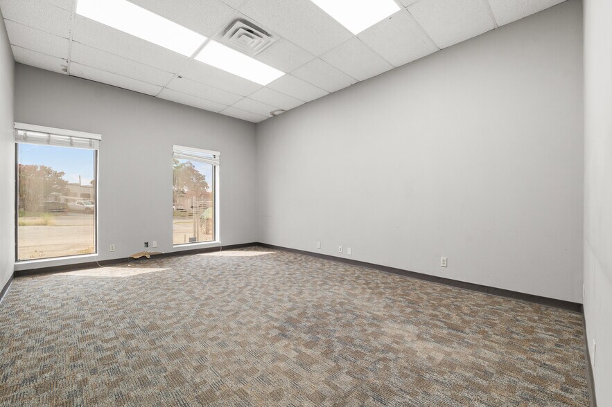 More Photos Of 10854 Vandale St, San Antonio Flex For Sale