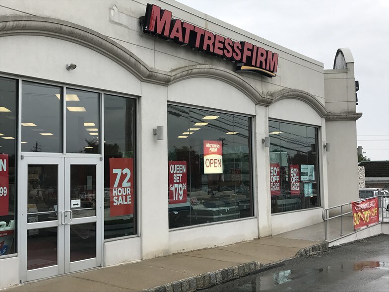 More Photos Of 400 Rte 17, Upper Saddle River Storefront For Lease
