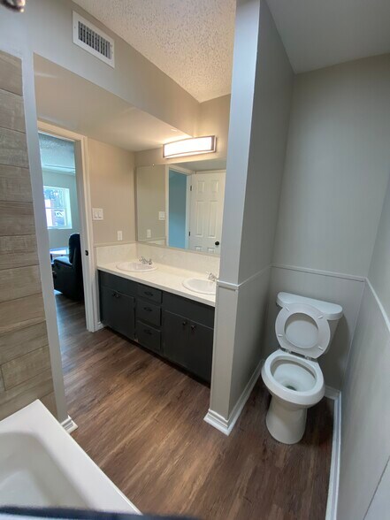 More Photos Of 1173 N Main St, Vidor Office For Lease