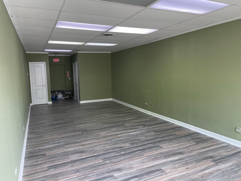 More Photos Of 1005-1015 S Arlington Heights Rd, Arlington Heights General Retail For Lease