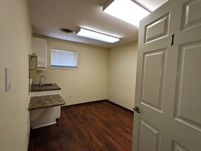 More Photos Of 214 S Burnside Ave, Gonzales Medical For Lease
