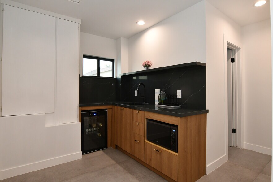 More Photos Of 1104 S Robertson Blvd, Los Angeles Office For Lease