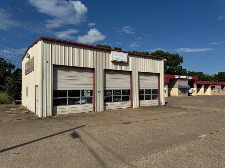 More Photos Of 1900 Crockett Rd, Palestine Storefront For Sale
