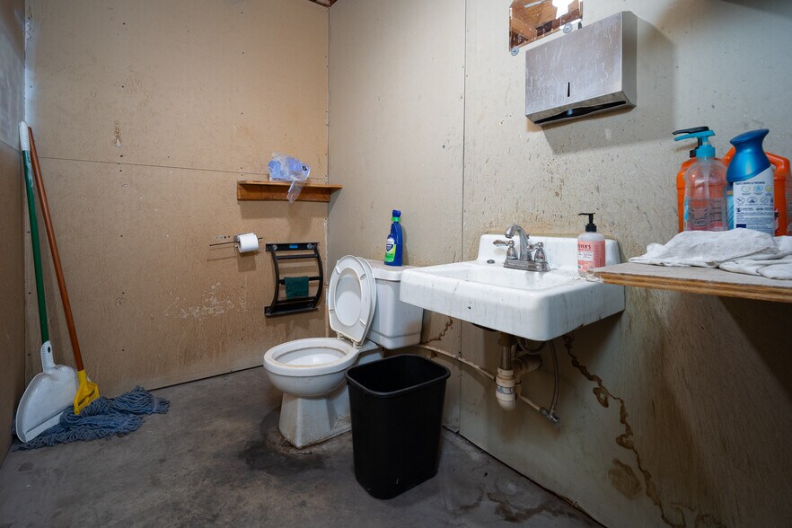 More Photos Of 2805 Broce Dr, Norman Warehouse For Sale