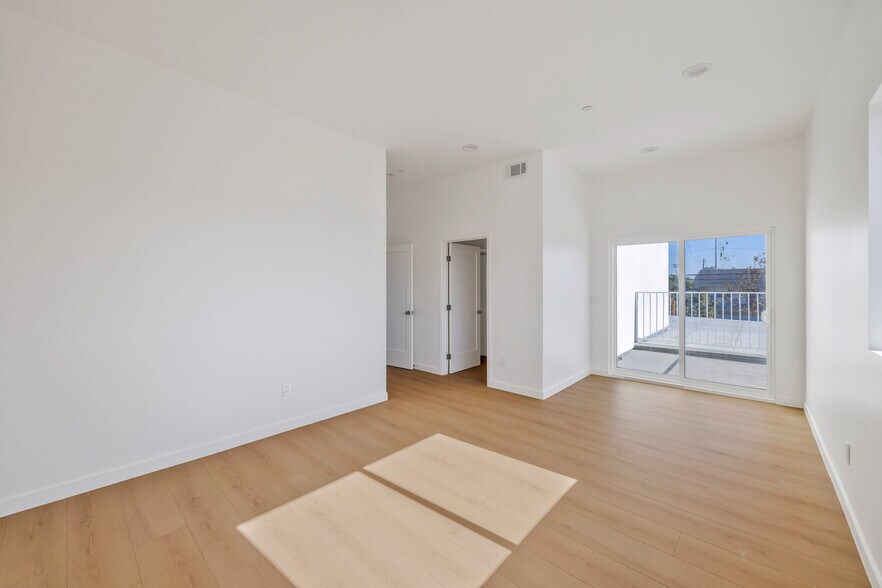 More Photos Of 10905 Dalerose Ave, Inglewood Multifamily For Sale