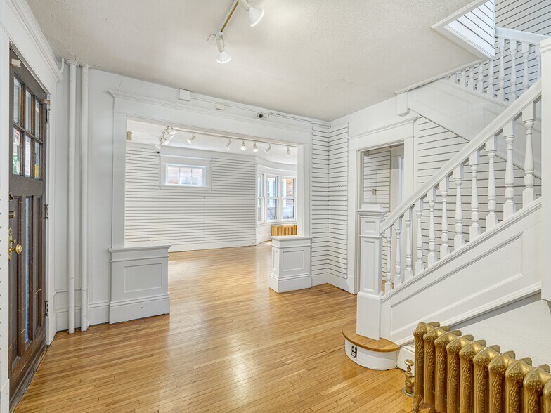 More Photos Of 1124 Grand Ave, Saint Paul Freestanding For Sale