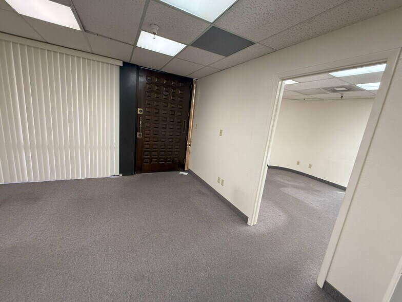 More Photos Of 8010 E Morgan Trl, Scottsdale Office For Sale