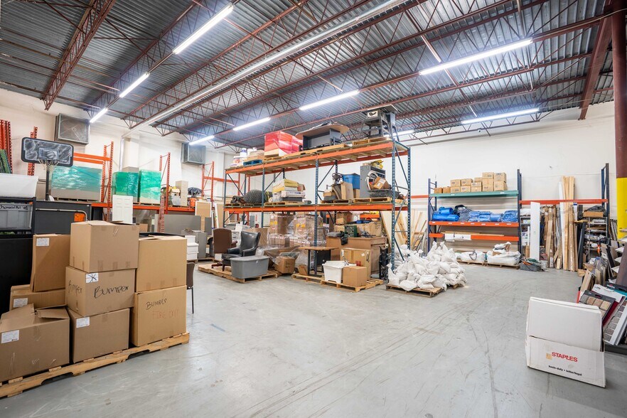 More Photos Of 5501-5519 Pioneer Park Blvd, Tampa Distribution For Lease