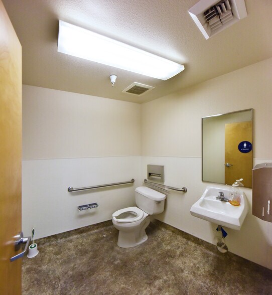 More Photos Of 9820 Dino Dr, Elk Grove Warehouse For Lease