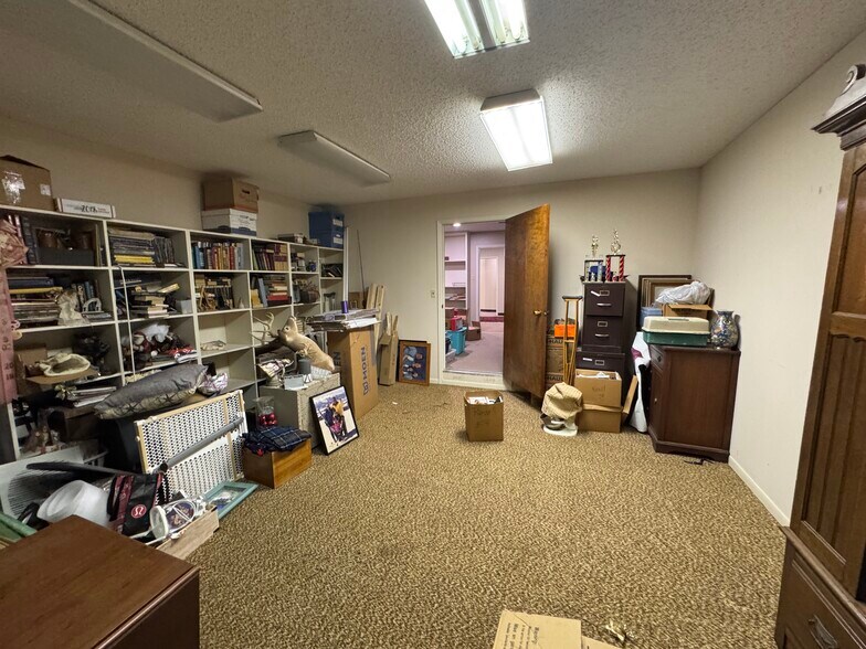 More Photos Of 1208 S Chestnut St, Lufkin Showroom For Sale