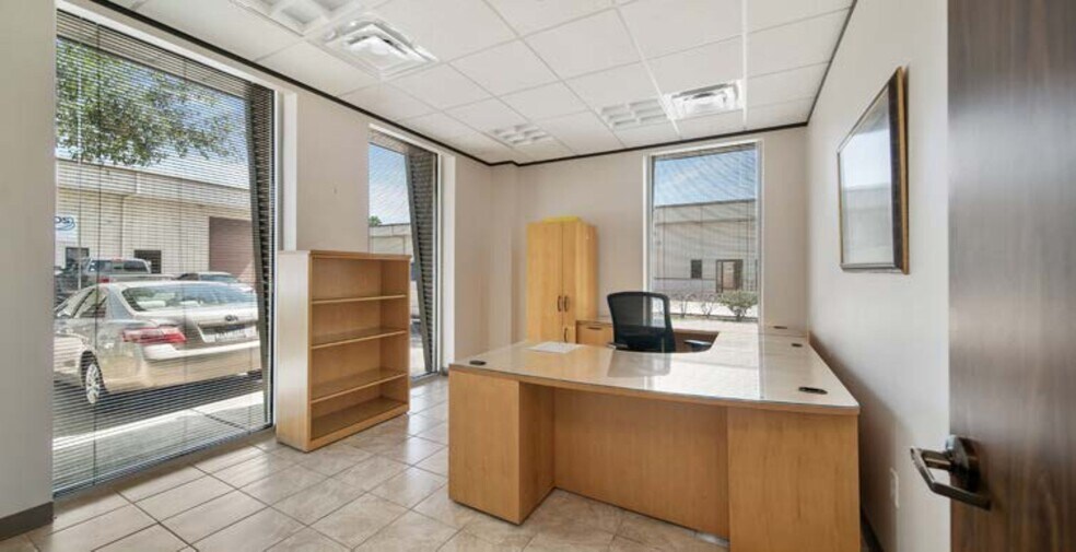 More Photos Of 701 S Persimmon St, Tomball Warehouse For Lease