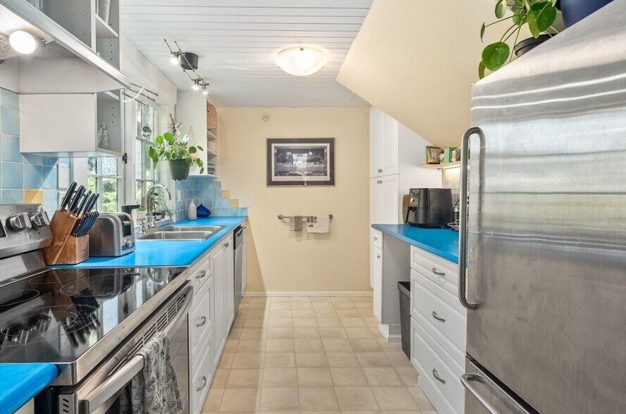 More Photos Of 1171 Rockland Av, Victoria Apartments For Sale