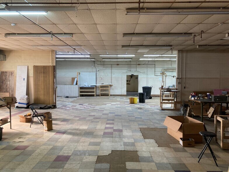 More Photos Of 429-431 Tower Ave, Superior Manufacturing For Sale