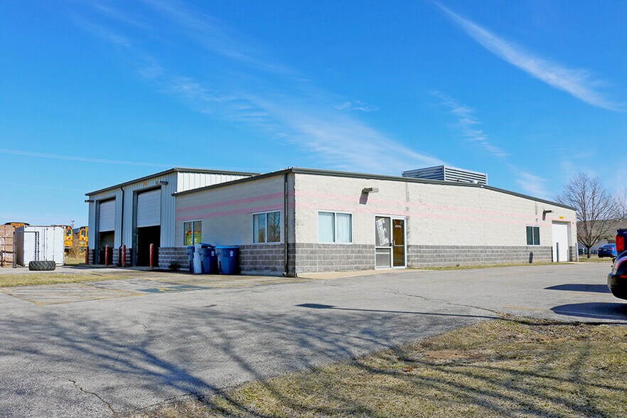 Primary Photo Of 18 Kettle River Dr, Glen Carbon Warehouse For Sale