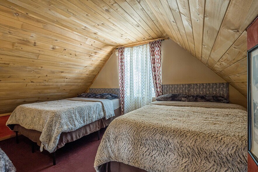 More Photos Of 21221 Baron Lake Dr, Cedaredge Hotel For Sale