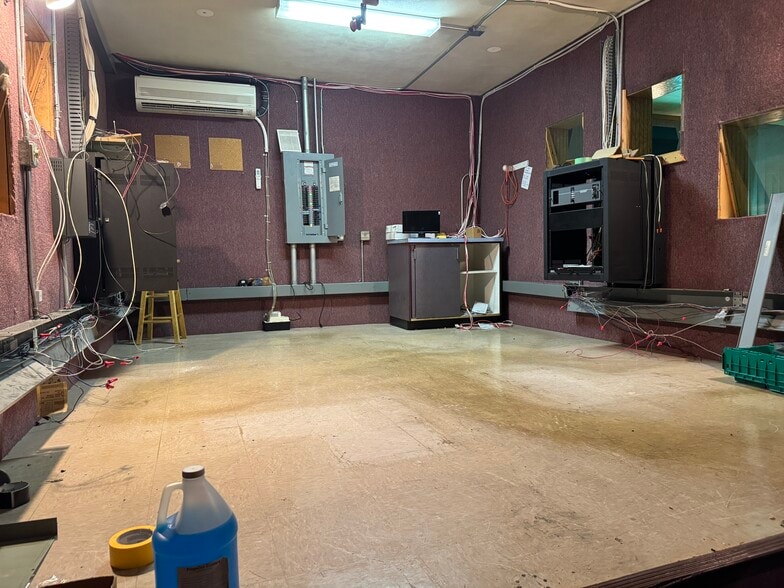 More Photos Of 208 Wolf River Plz, New London Sports And Entertainment For Sale