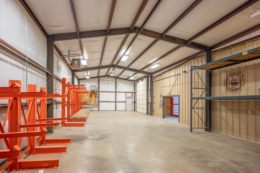 More Photos Of 5845 49th St, Lubbock Warehouse For Lease