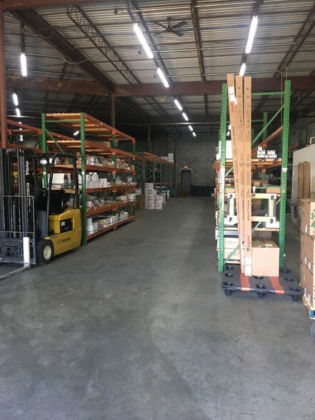 More Photos Of 7901-7905 Cessna Ave, Gaithersburg Warehouse For Lease