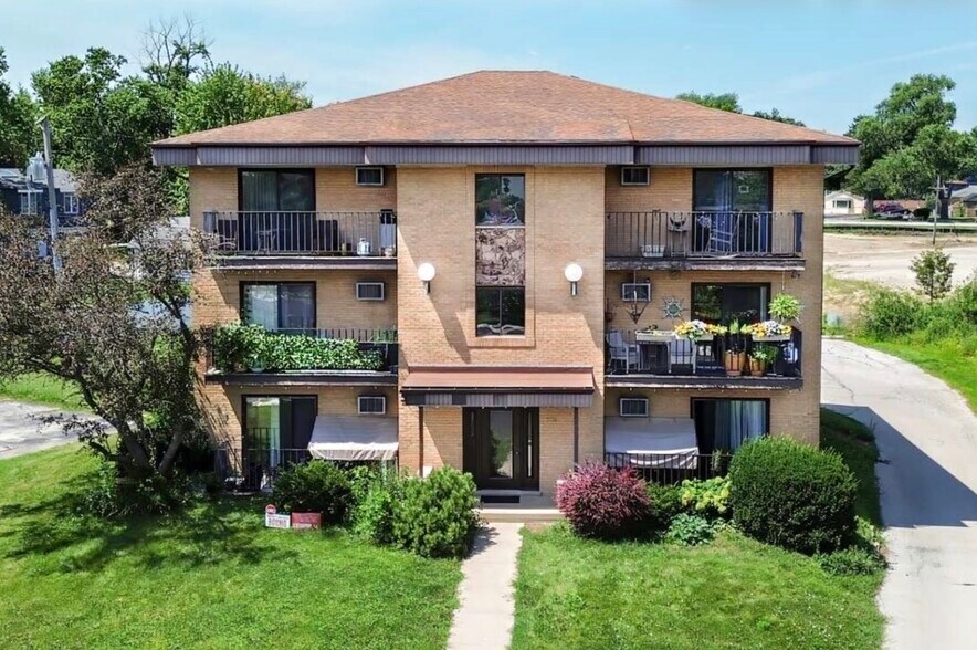 More Photos Of 7710 Wildwood Ct, Darien Apartments For Sale