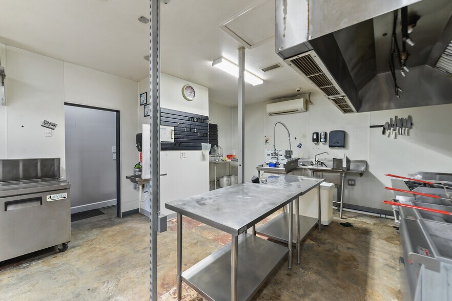 More Photos Of 1220 Bienville Blvd, Ocean Springs General Retail For Lease