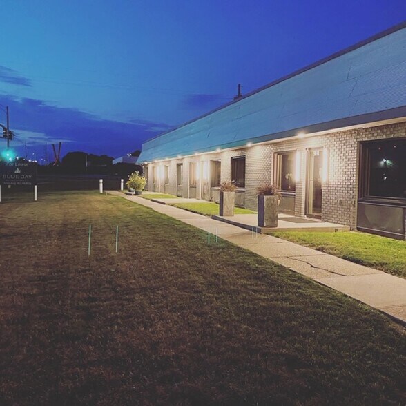 More Photos Of 4501-4509 S 96th St, Omaha Showroom For Lease