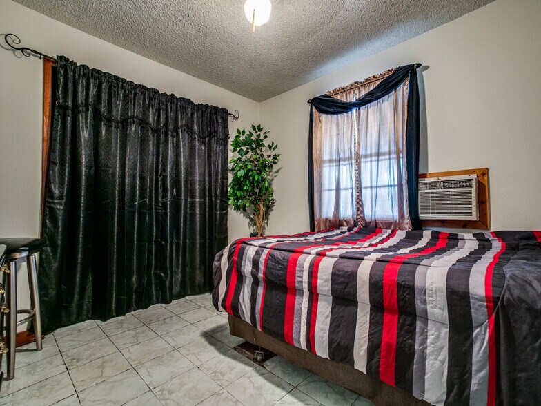 More Photos Of 226 E Fest St, San Antonio Restaurant For Sale