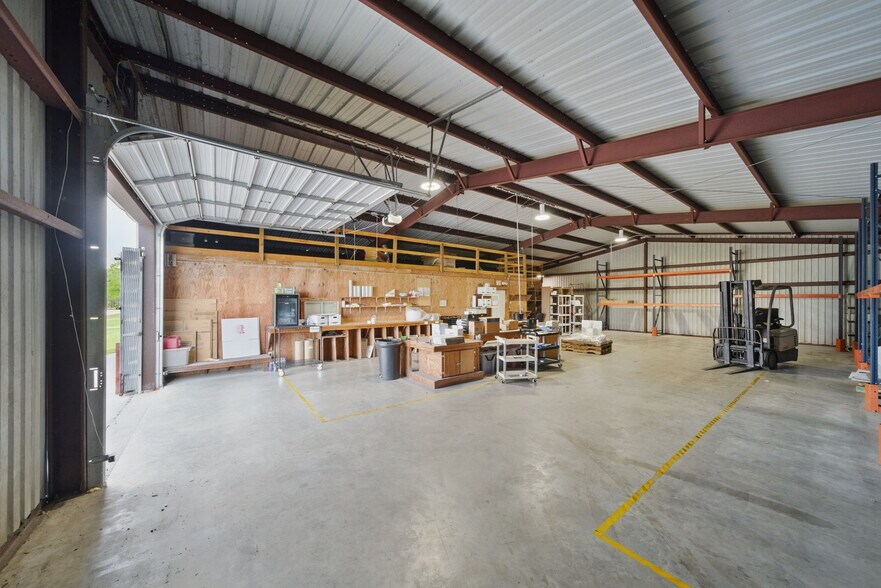 More Photos Of 421 Jones Rd, Highlands Warehouse For Lease