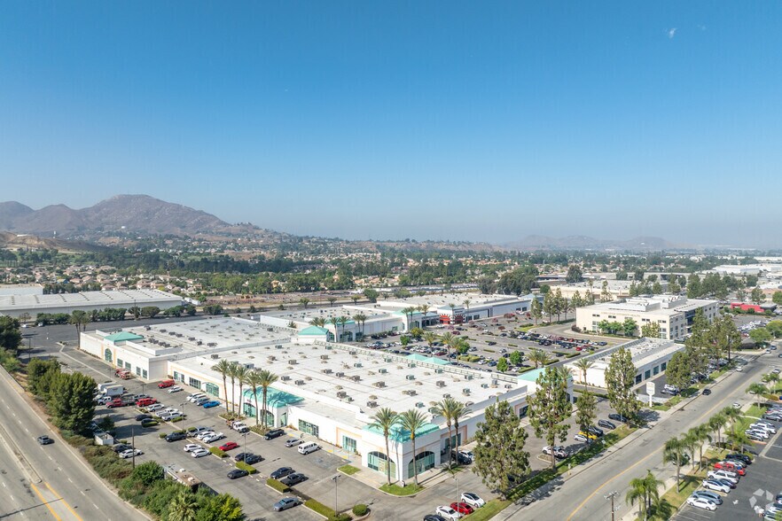 More Photos Of 295 E Caroline St, San Bernardino Storefront For Lease