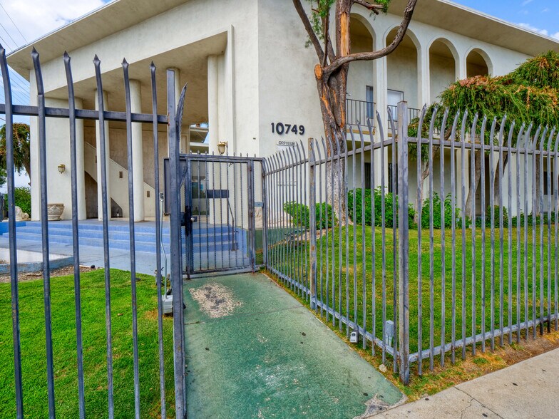 More Photos Of 10749 New Haven St, Sun Valley Apartments For Sale