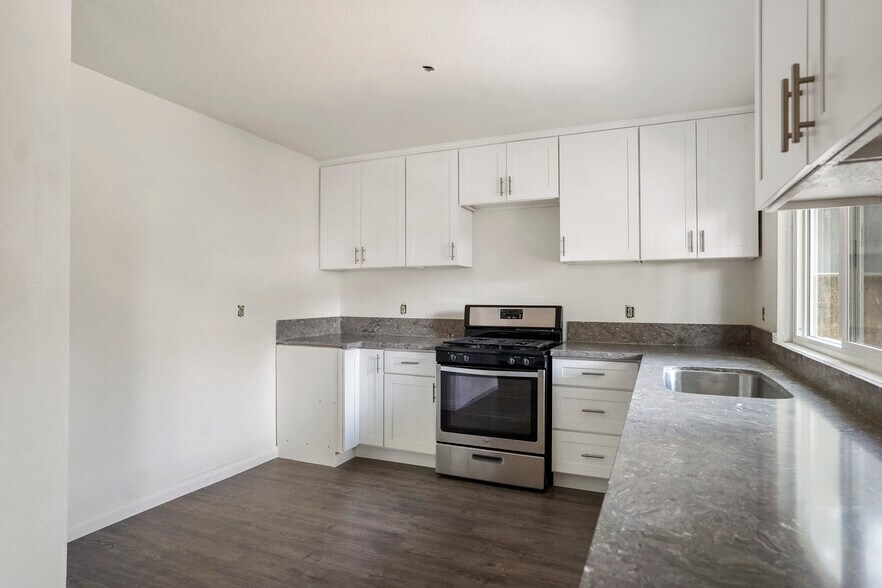 More Photos Of 1001-1003 W Myrtle St, Santa Ana Specialty For Sale