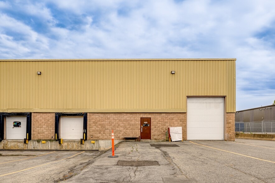 More Photos Of 1925-1985 Boul Hymus, Dorval Light Distribution For Lease