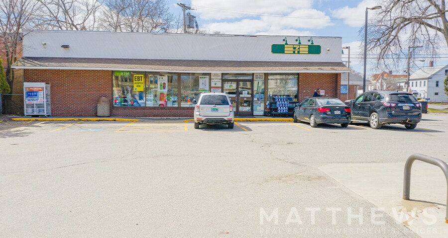 More Photos Of 152 Maine St, Brunswick Convenience Store For Lease