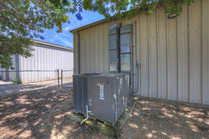 More Photos Of 242 Trade Center Dr, New Braunfels Warehouse For Lease