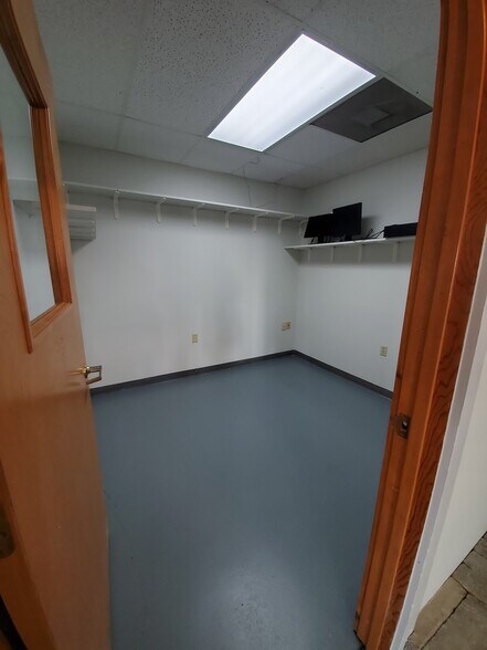 More Photos Of 1804 N Towanda Barnes Rd, Bloomington Flex For Lease