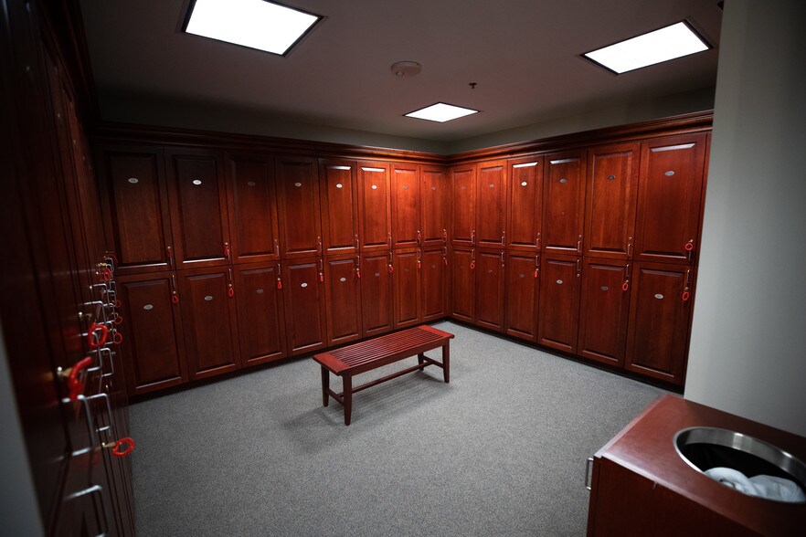 More Photos Of 15851 Dallas Pkwy, Addison Office For Sale