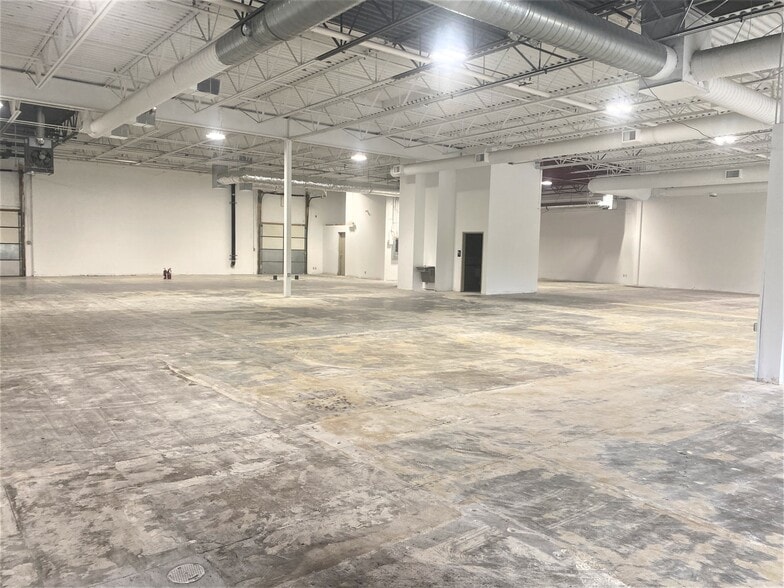 More Photos Of 9201 E Bloomington Fwy, Bloomington Distribution For Lease