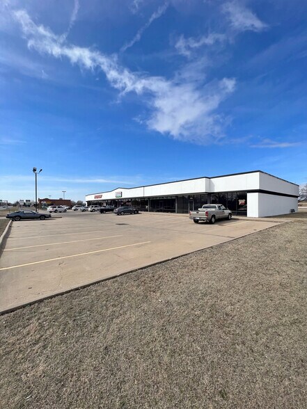More Photos Of 1600-1624 E 11th Ave, Hutchinson General Retail For Lease