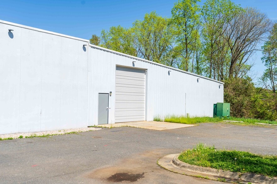 More Photos Of 2719 Westport Rd, Charlotte Warehouse For Sale
