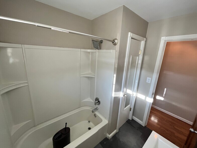 More Photos Of 260 Calumet St, Oswego Office For Sale