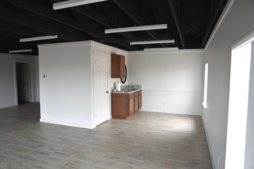 More Photos Of 1811 E Broadway St, Altus Service For Lease