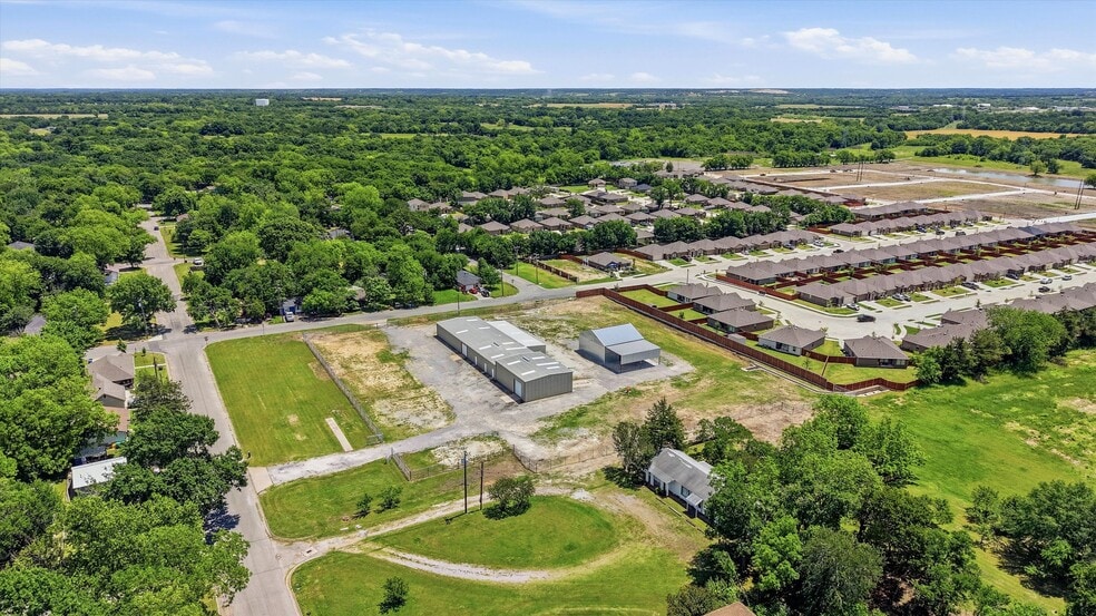 More Photos Of 224 E Cottage St, Sherman Warehouse For Sale